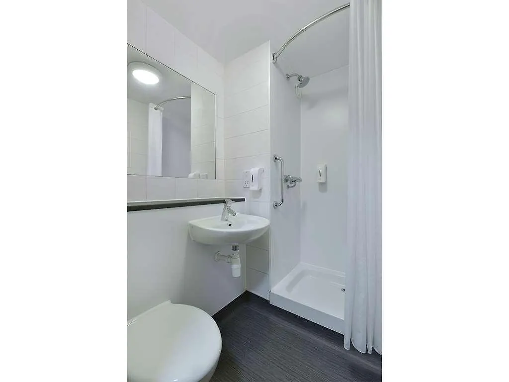 Travelodge London Feltham Hotel