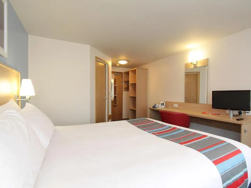 Travelodge London Feltham 3*,