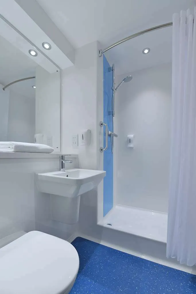 Travelodge London Feltham 3*,