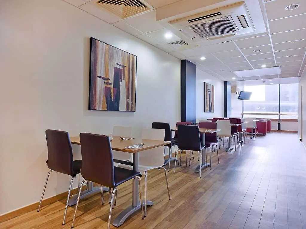 Travelodge London Feltham 3*,