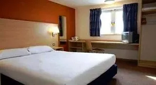 Travelodge London Feltham מלון